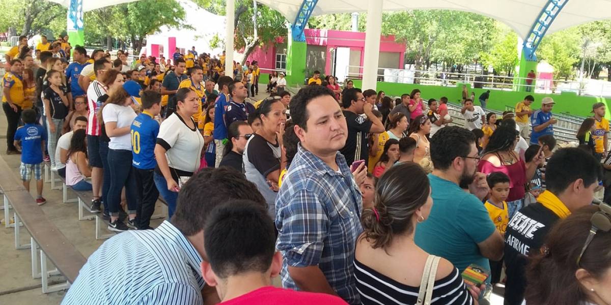 Jugadores de Tigres generan caos en centro de acopio