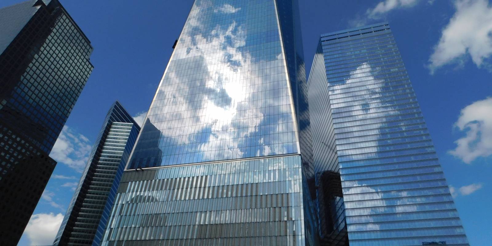 El cielo se funde con la estructura de cristal del One World Trade Center de Nueva York.