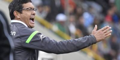 FIFA suspende al entrenador de Bolivia tras insultos a jugadores chilenos