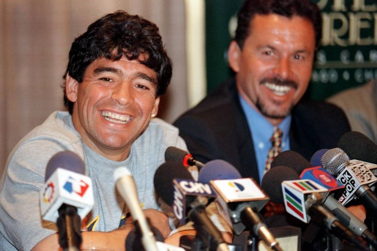 Diego Maradona acompañando a Carlos Ramos en una conferencia de prensa de la huelga del 97 / AFP