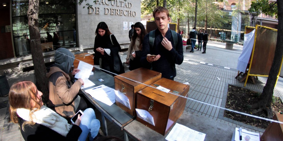 70% de los estudiantes aprueba el aborto en tres causales — Plebiscito PUC