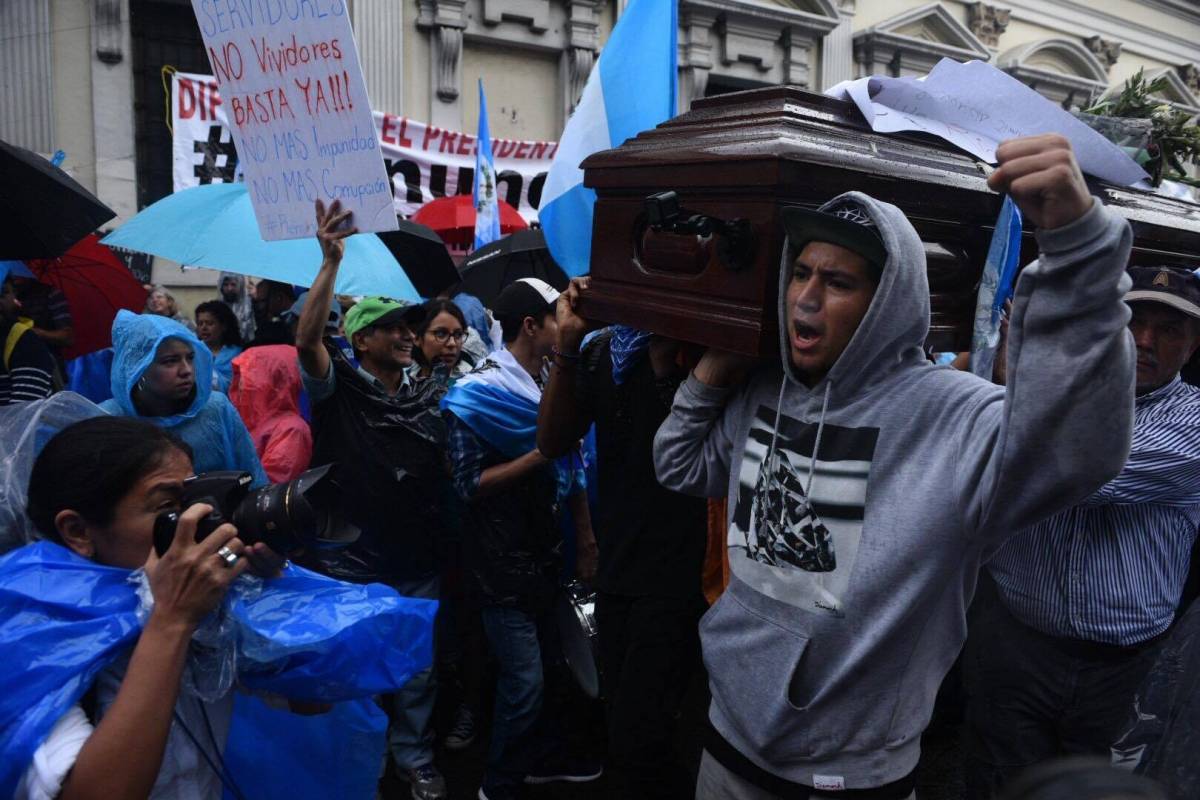 Manifestantes cargan ataúd