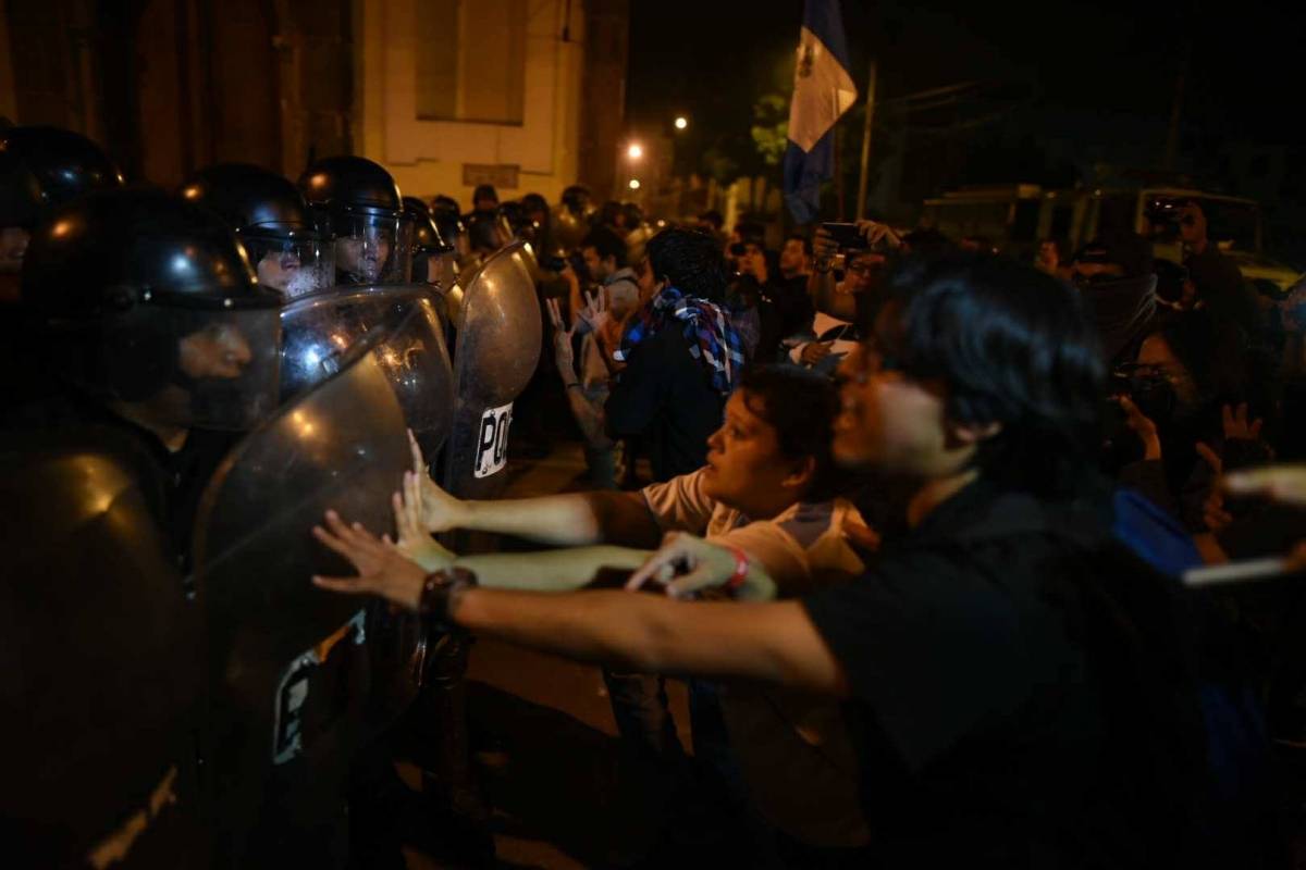 Antimotines llegan para evacuar a diputados