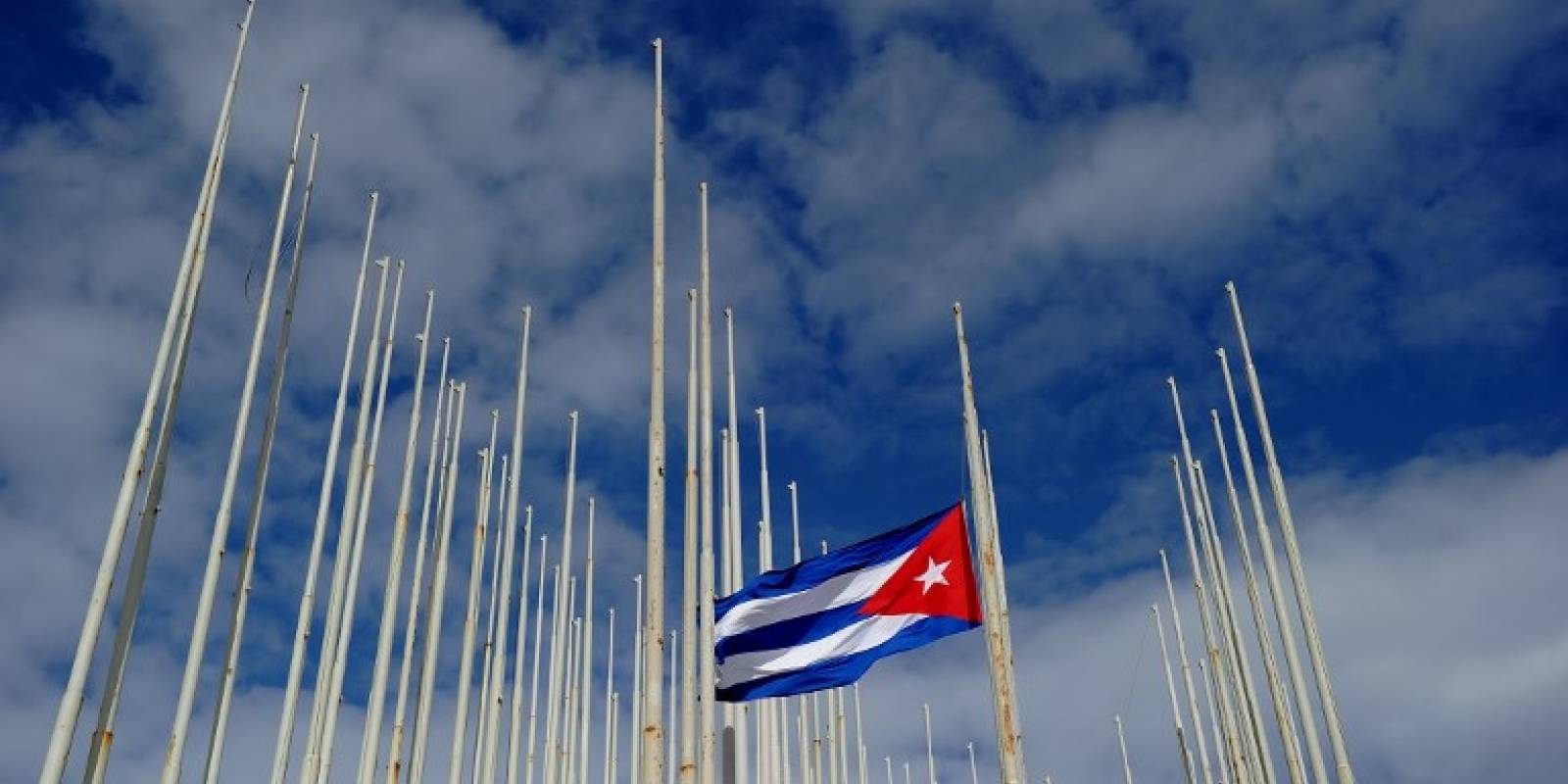 Bandera cubana frente a embajada de Estados Unidos, en La Habana