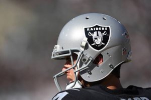 https://www.publimetro.com.mx/mx/deportes/2017/09/19/jugador-nfl-derek-carr-prueba-suerte-actor-videos-musicales.html