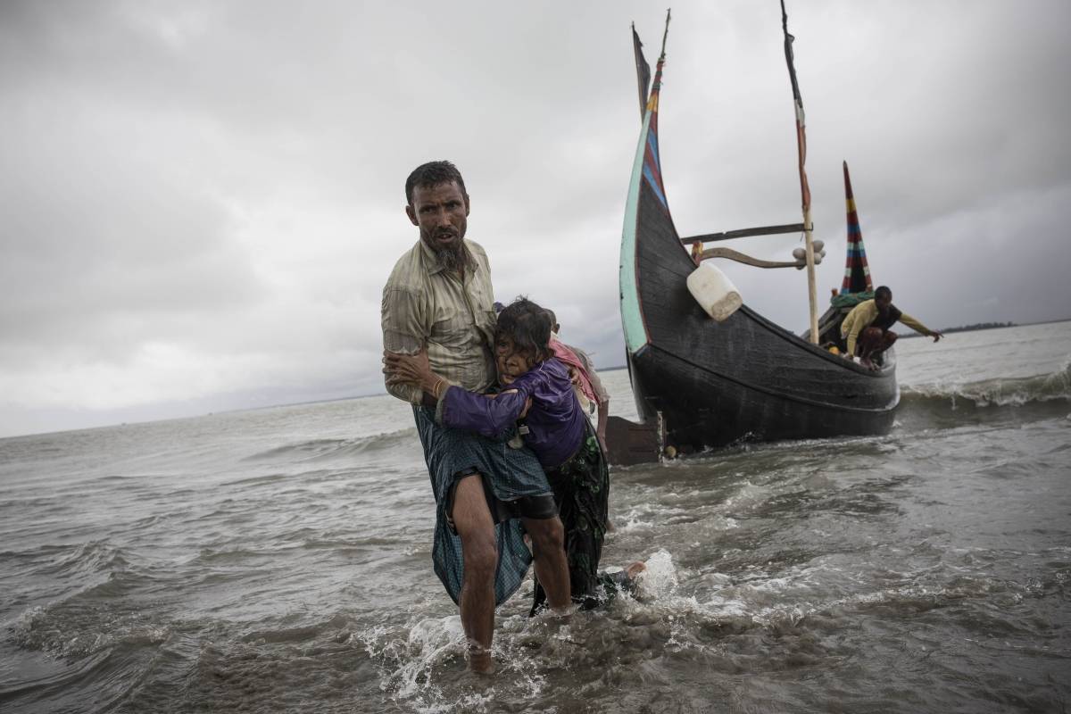 Los rohinyás también están huyendo por mar hacia el norte.