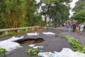 Agujero en carretera al Pacífico