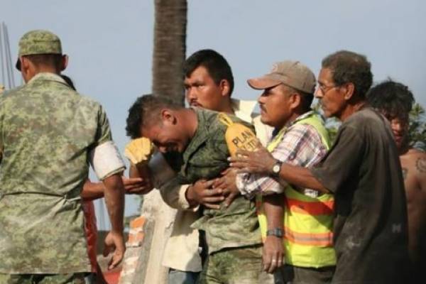 El mensaje de un padre al soldado que sacó el cuerpo de su hija de entre los escombros