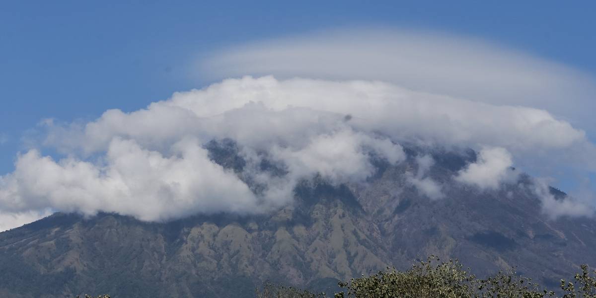 Volcán Agung amenaza a Bali y hace huir a más de 75 mil personas