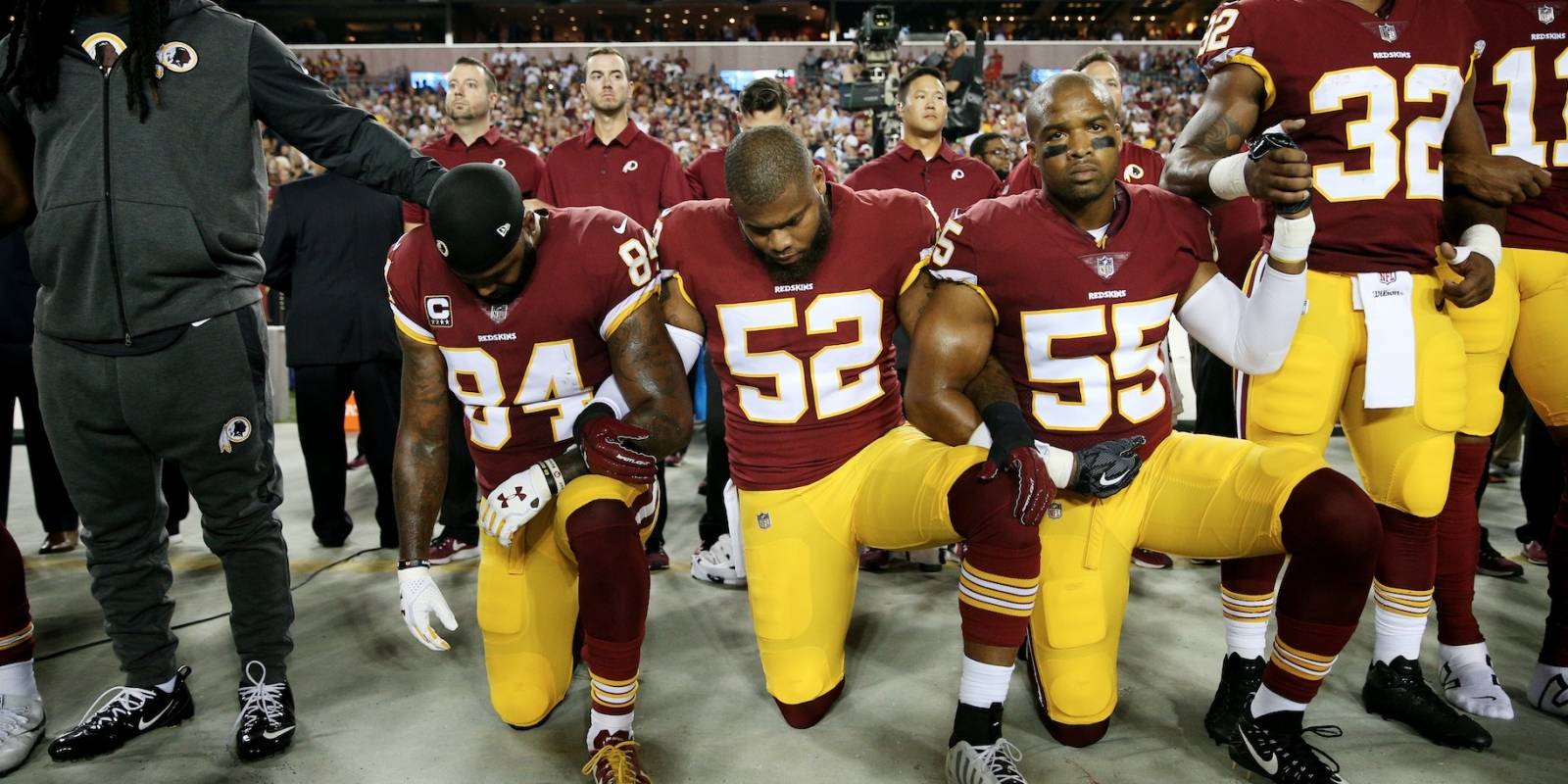 Los jugadores de color de la NFL se están uniendo a las protestas contra Donald Trump.