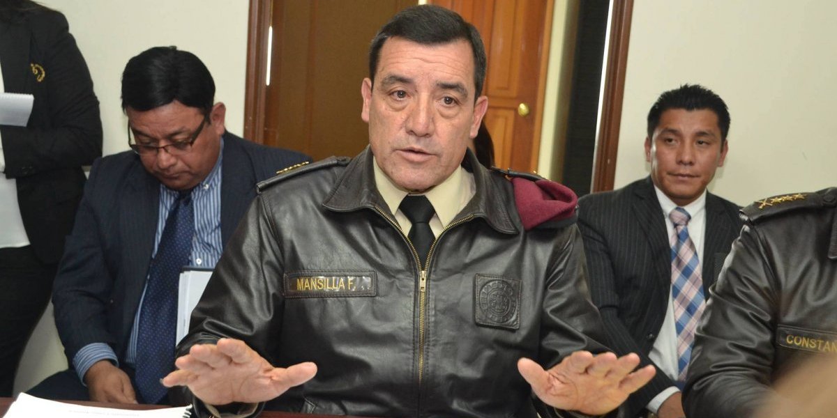 Cae exministro de Defensa de Guatemala por entrega de bono a presidente