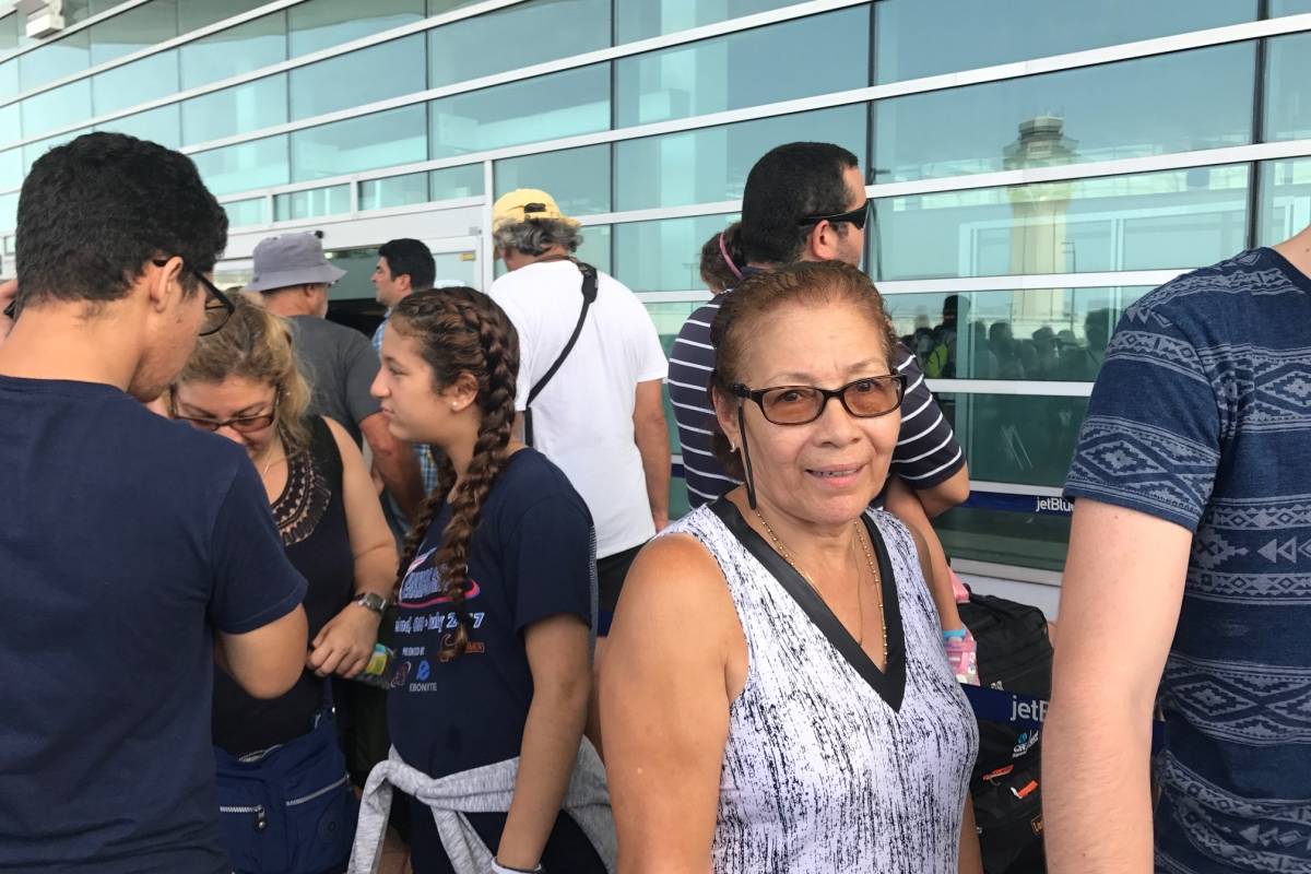 Aida Vázquez saldrá de la isla un par de semanas, esperando que al volver la situación en Puerto Rico haya mejorado. / Foto: Miguel Dejesús