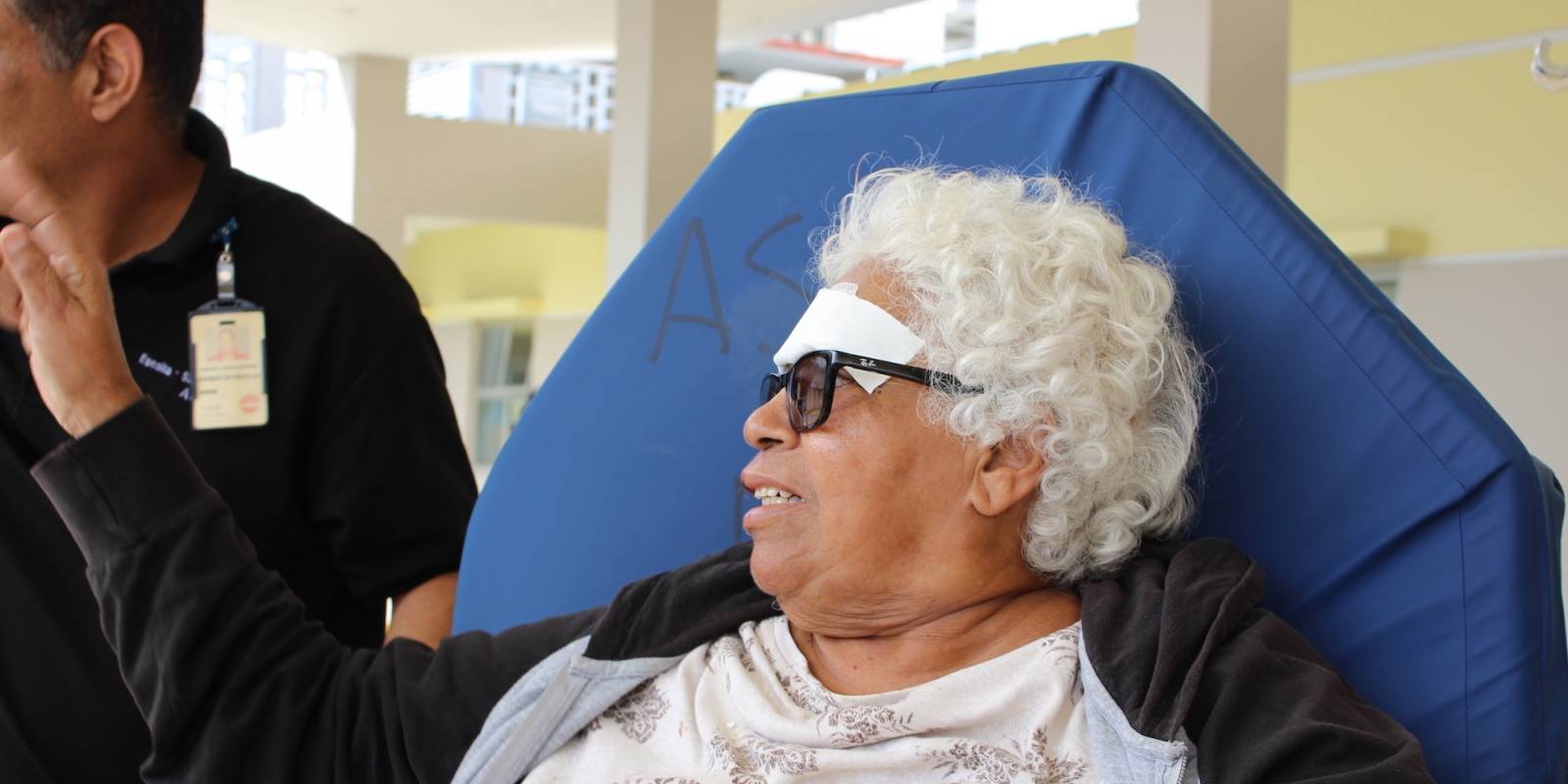 Carmen regresaría ayer en a tarde al hogar de su hija, luego de haber sido atendida en la Sala de Emergencias del Centro Médico. / Foto: Miguel Dejesús