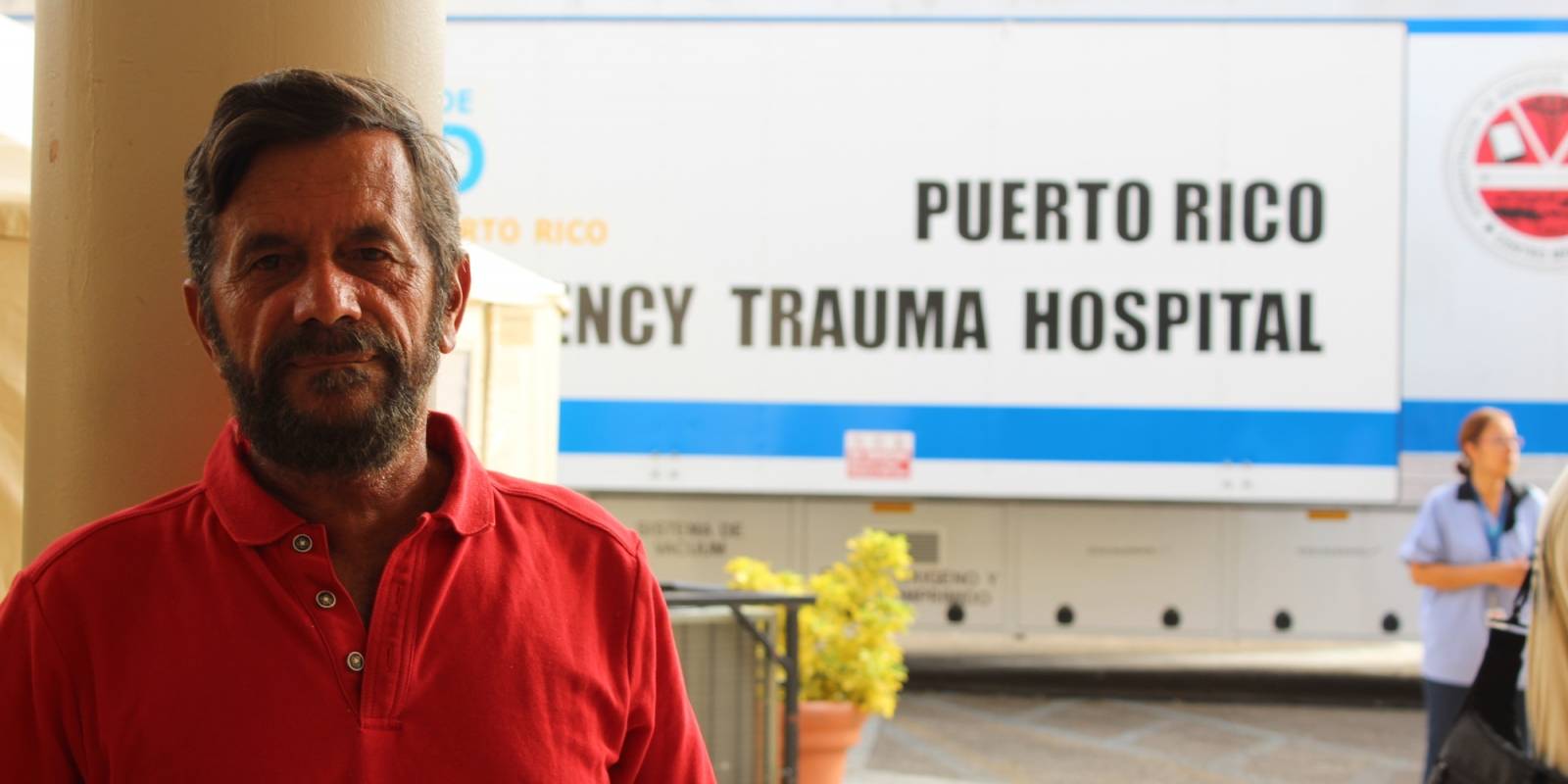 José Espinoza esperaba ayer por noticias de su hermano, quien se encontraba dentro de la Sala de Emergencias de Centro Médico. / Foto: Miguel Dejesús