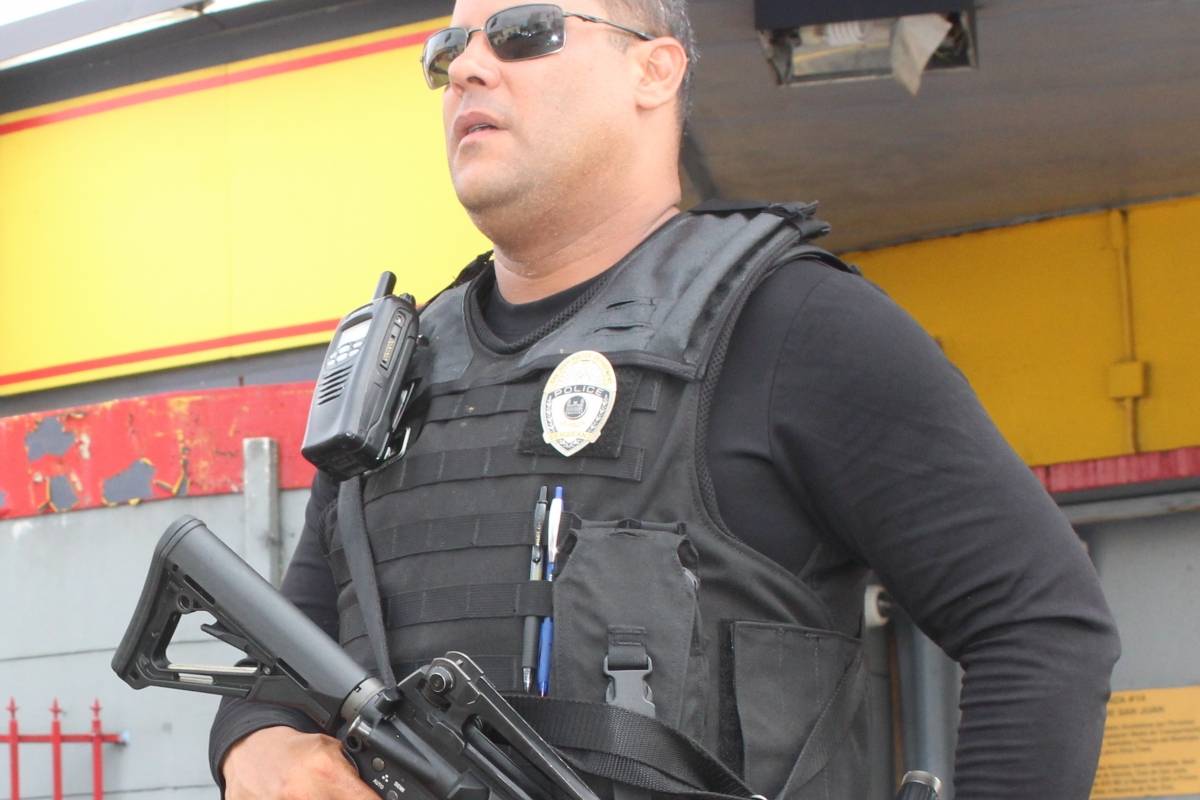 El sargento Díaz Figueroa vio finalmente a sus hijos el domingo, luego del paso del huracán María. / Foto: Miguel De Jesús