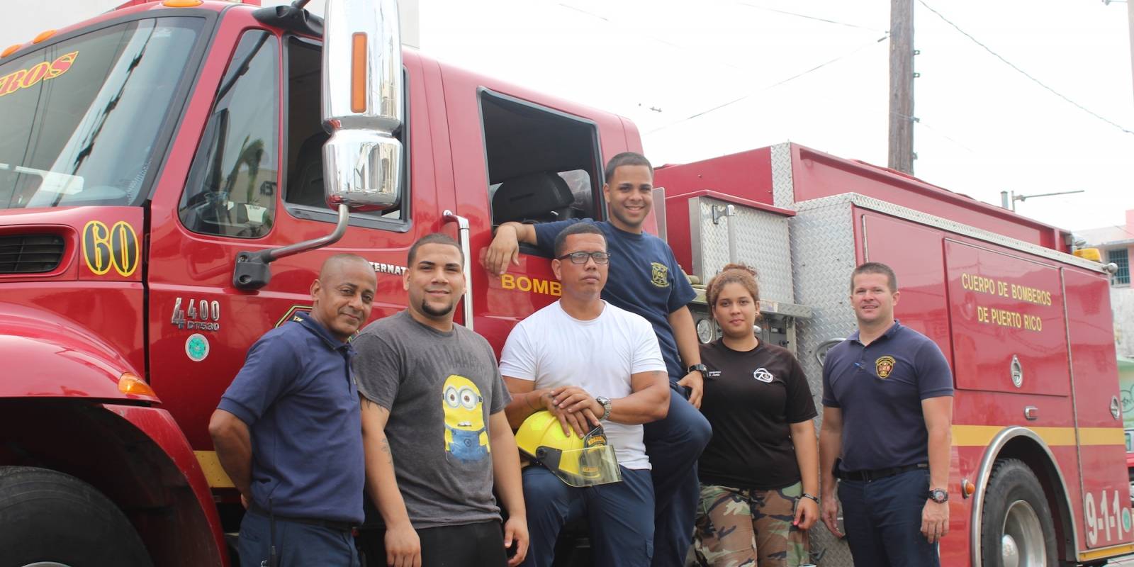 De izquierda a derecha, el bombero Jorge Canales, el voluntario Nathanie Javier, el teniente Santos Ayala, el bombero Orlando Vidal, la voluntaria, Sannette Ayala y el bombero Waldemar Ramos. / Foto: Miguel De Jesús
