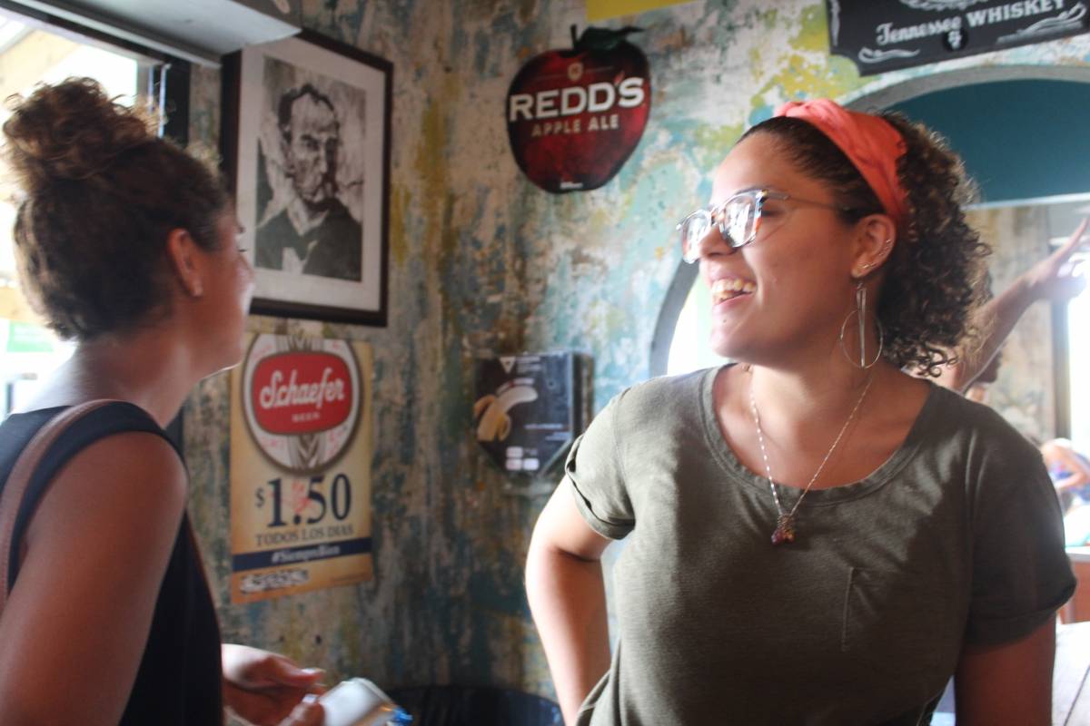 Patricia (izquierda) y Verónica Velázquez esperaban por un par de cervezas en El Boricua. / Foto: Miguel Dejesús