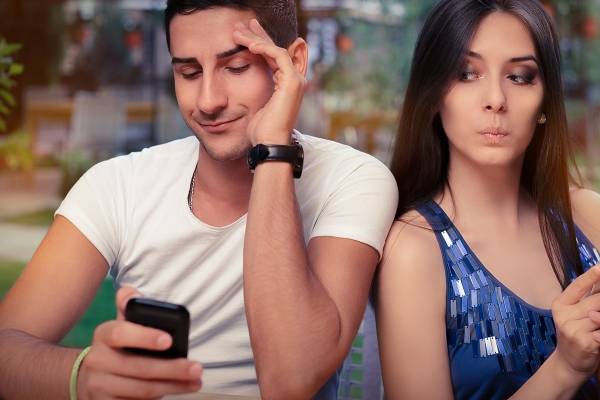 es malo espiar el celular de tu pareja
