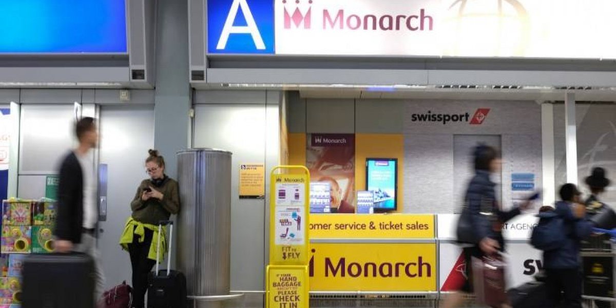 Aerolínea británica Monarch quiebra y deja a 110 mil pasajeros varados