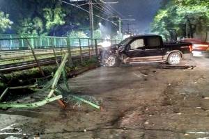 Camioneta vuelca sobre las vías de la Línea 1 del Tren Ligero