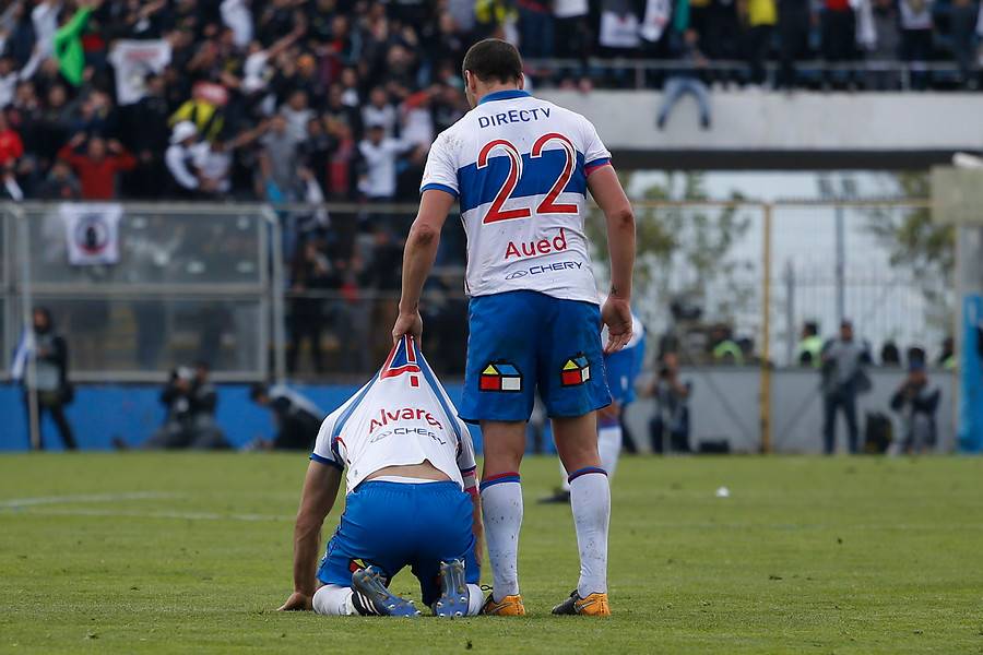 Luciano Aued levantando a Cristián Álvarez tras el término del partido ante Colo Colo / Foto: Agencia UNO