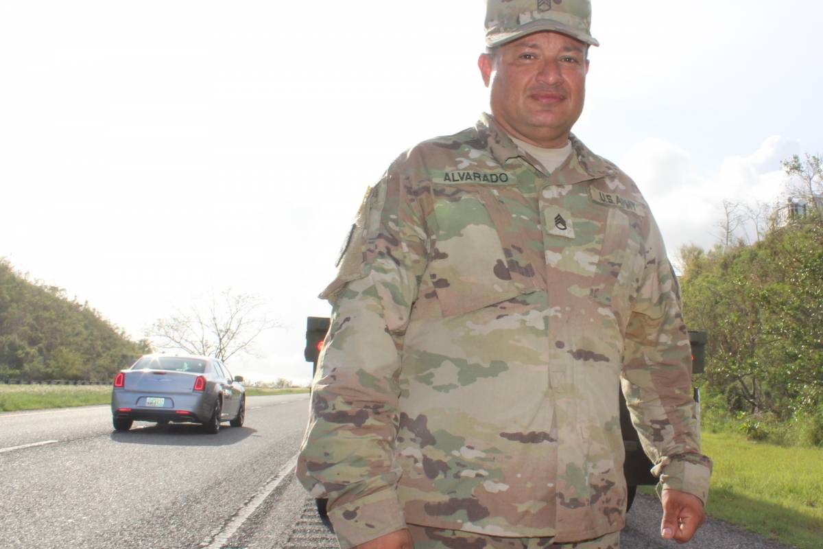 El sargento Alvarado lidera desde el pasado martes varias misiones de entrega de suministros alrededor de la isla. / Foto: Miguel Dejesús