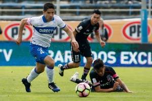 Cristián Álvarez, de 37 años, dejando en el camino a los colocolinos Gabriel Suazo (20) y Carlos Villanueva (18) / Foto: Photosport