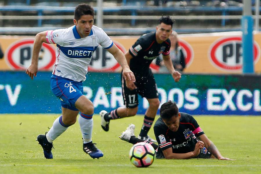Cristián Álvarez, de 37 años, dejando en el camino a los colocolinos Gabriel Suazo (20) y Carlos Villanueva (18) / Foto: Photosport