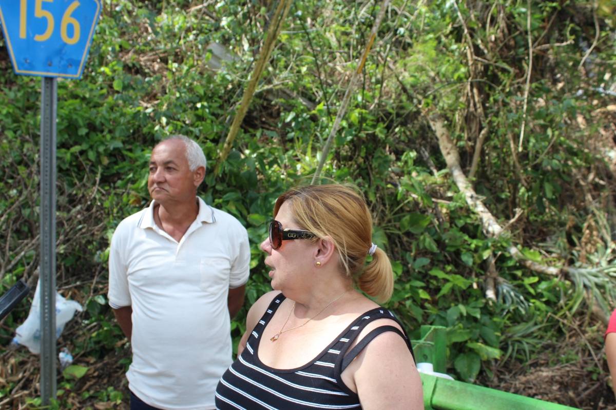 En la foto, Ángel Santiago, residente de Comerío, y Maritza Rodríguez, también residente del municipio. / Foto: Miguel Dejesús