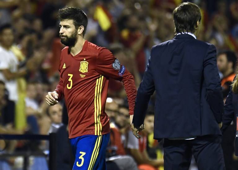 Gerard Piqué recibió pifias y aplausos en Alicante / Foto: AFP