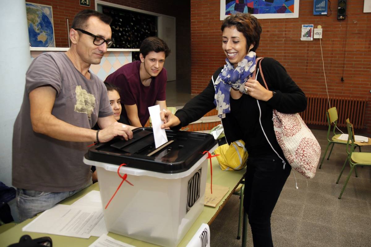 Una mujer emite su voto durante el referendo sobre la independencia de Cataluña el domingo 1ro de octubre en un centro de votación del barrio Gracia de Barcelona. Las urnas fueron compradas por internet en China y llegaron en secreto a través de Francia.
