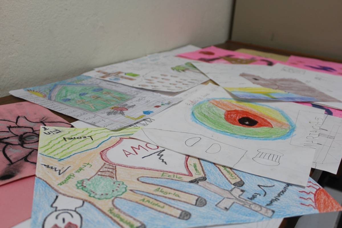 Los menores hicieron dibujos mientras María azotaba a Puerto Rico, expresando su sentir ante el paso del huracán. / Foto: Miguel Dejesús