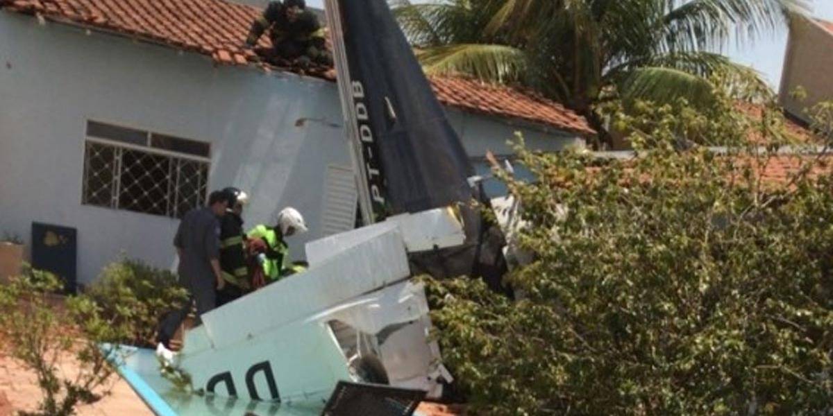 Avião de pequeno porte cai sobre casa em Rio Preto Avião de pequeno porte cai sobre casa em Rio Preto