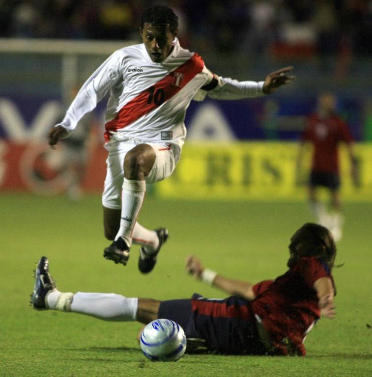 Palacios dejando en el camino a Rafael Olarra en un encuentro ante Chile / Foto: AFP