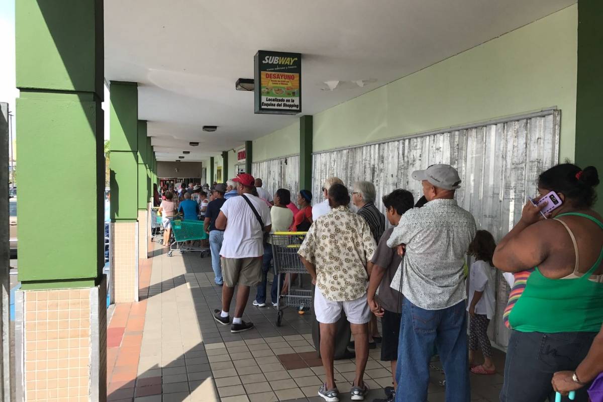 Ciudadanos hacen fila para entrar a un supermercado del área de Río Piedras. (Ronald Ávla Claudio)