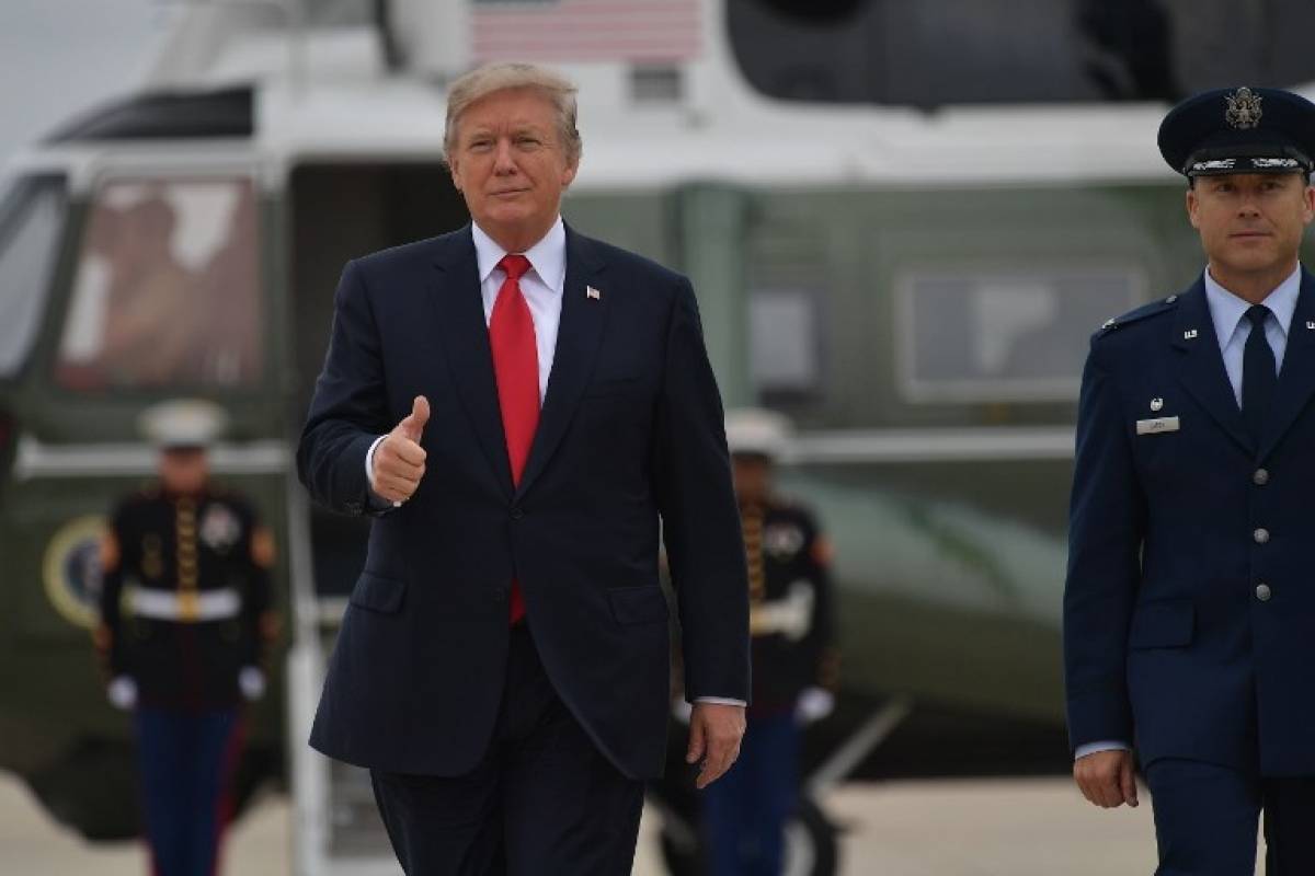 Donald Trump levantando el pulgar