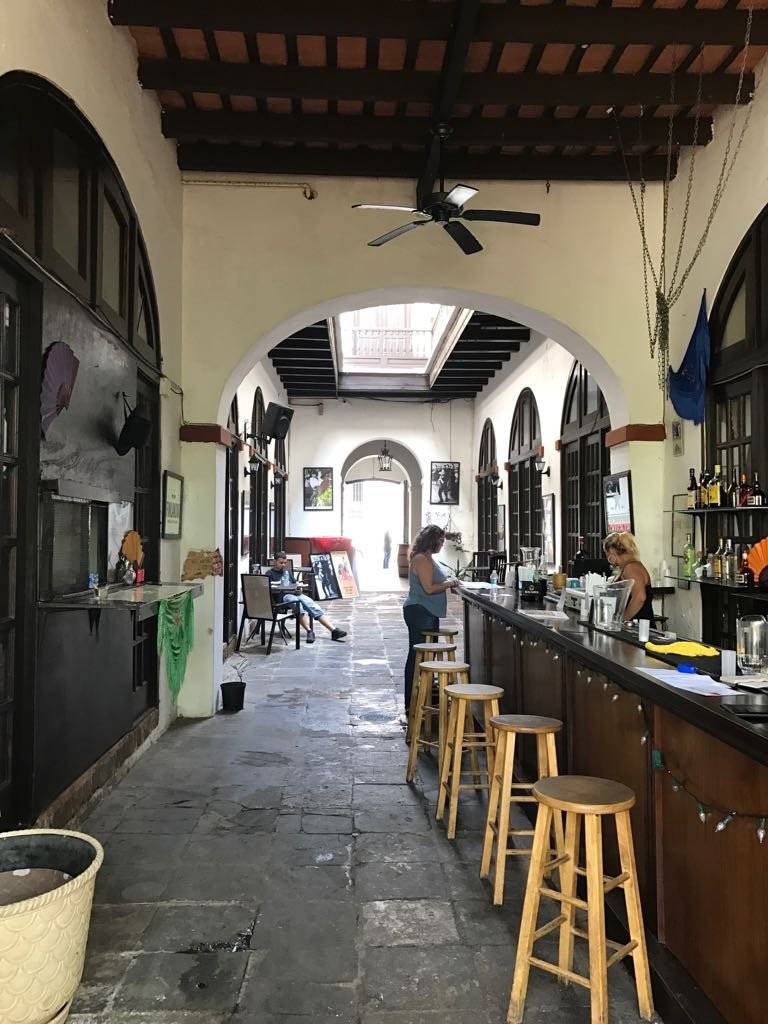 Ayer al negocio el Patio de Ana solo llegaron sus empleados. Los turistas han mermado durante la emergencia.