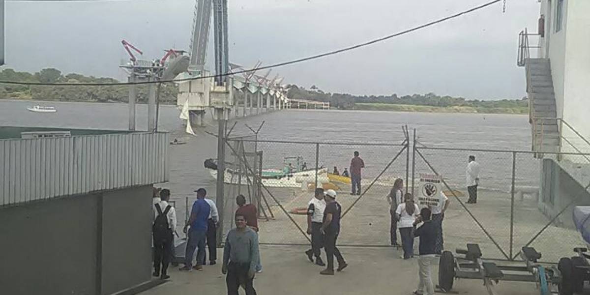 Puente que conecta a la isla Santay con Guayaquil se cay