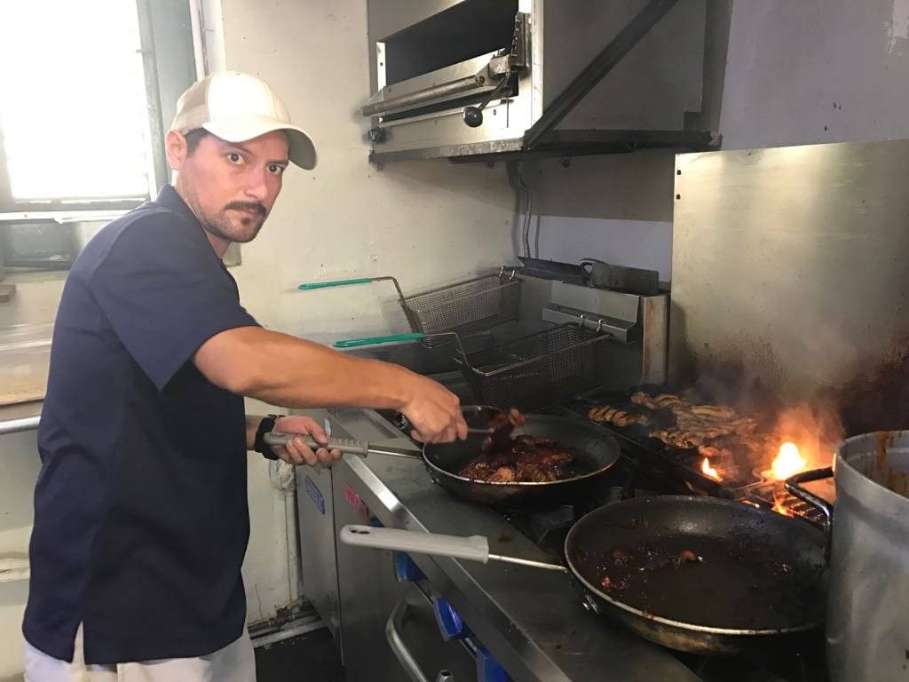 El chef Renzo Segarra realiza 120 almuerzos diarios para sostenerse.