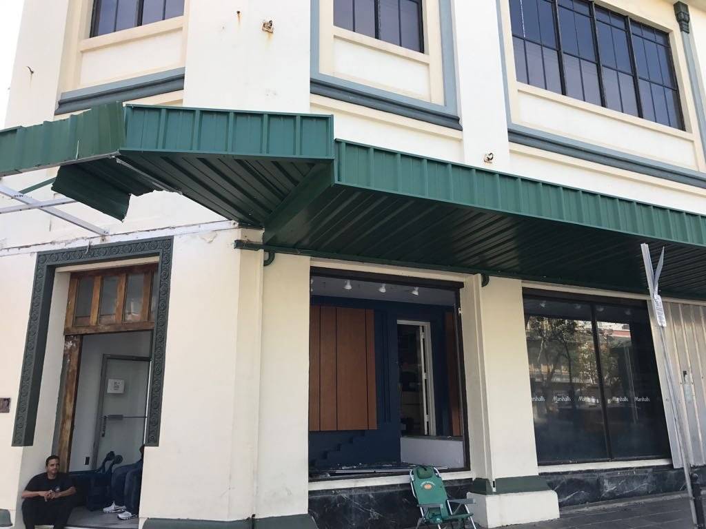 El local de Marshall en San Juan quedó destrozado durante el ciclón. Policías ofrecen seguridad al lugar las 24 horas