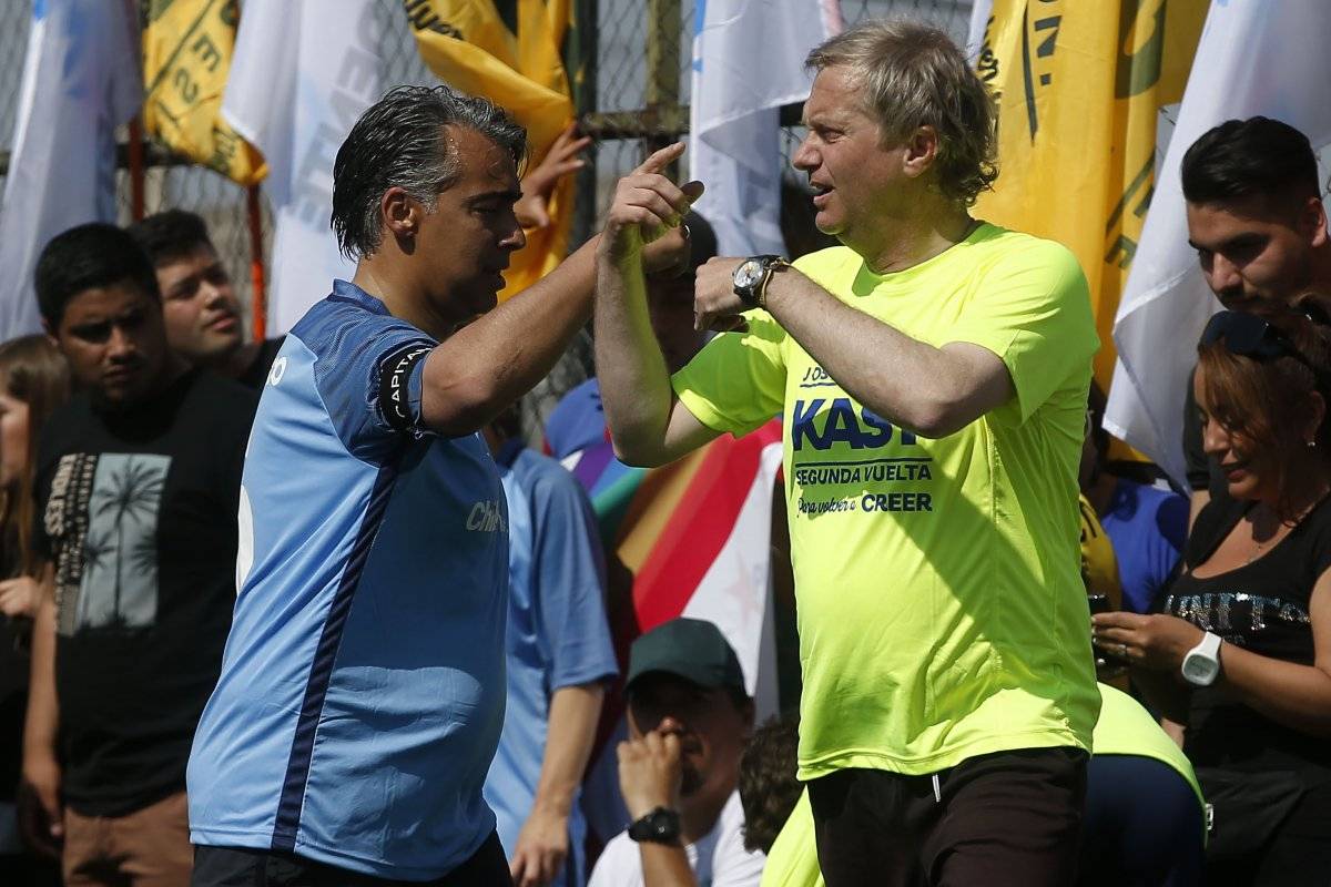 Canididatos Kast y Meo juegan un partido de baby futbol