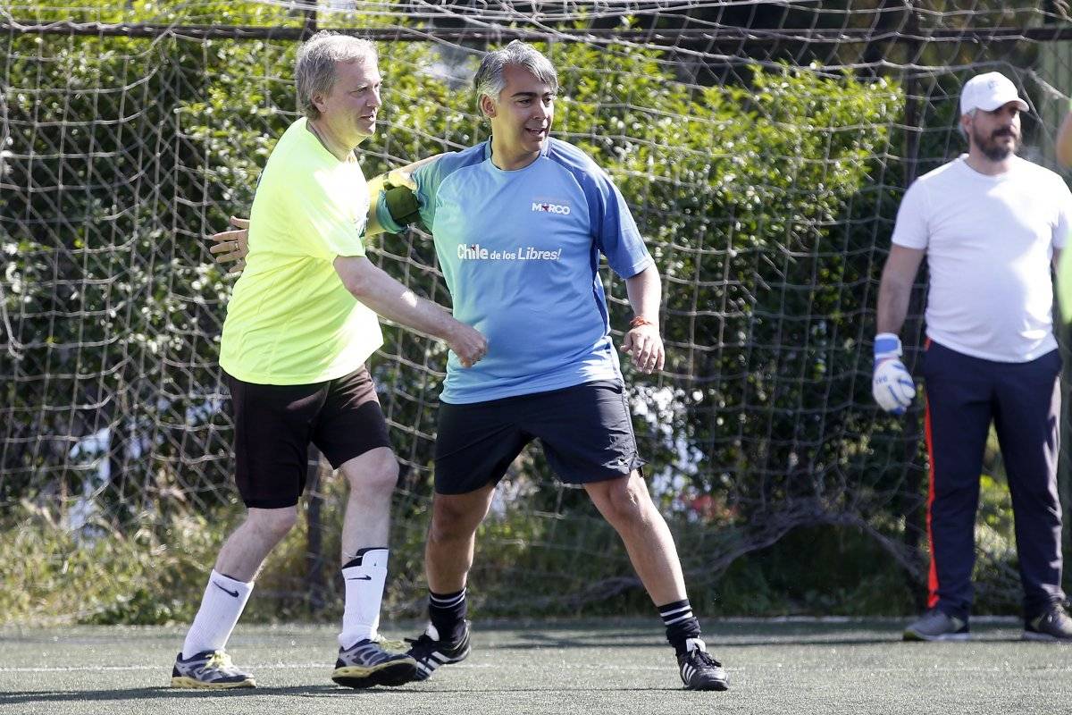 Canididatos Kast y Meo juegan un partido de baby futbol