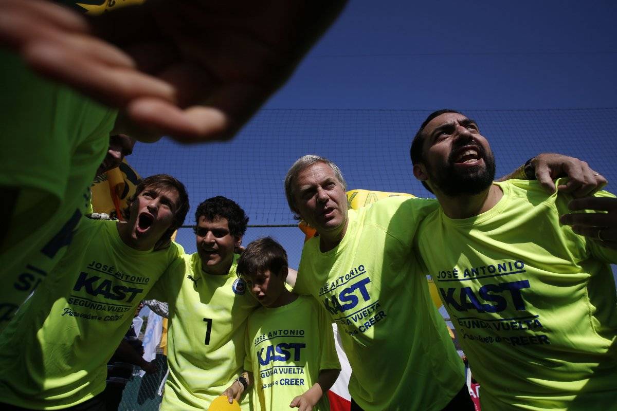 Canididatos Kast y Meo juegan un partido de baby futbol