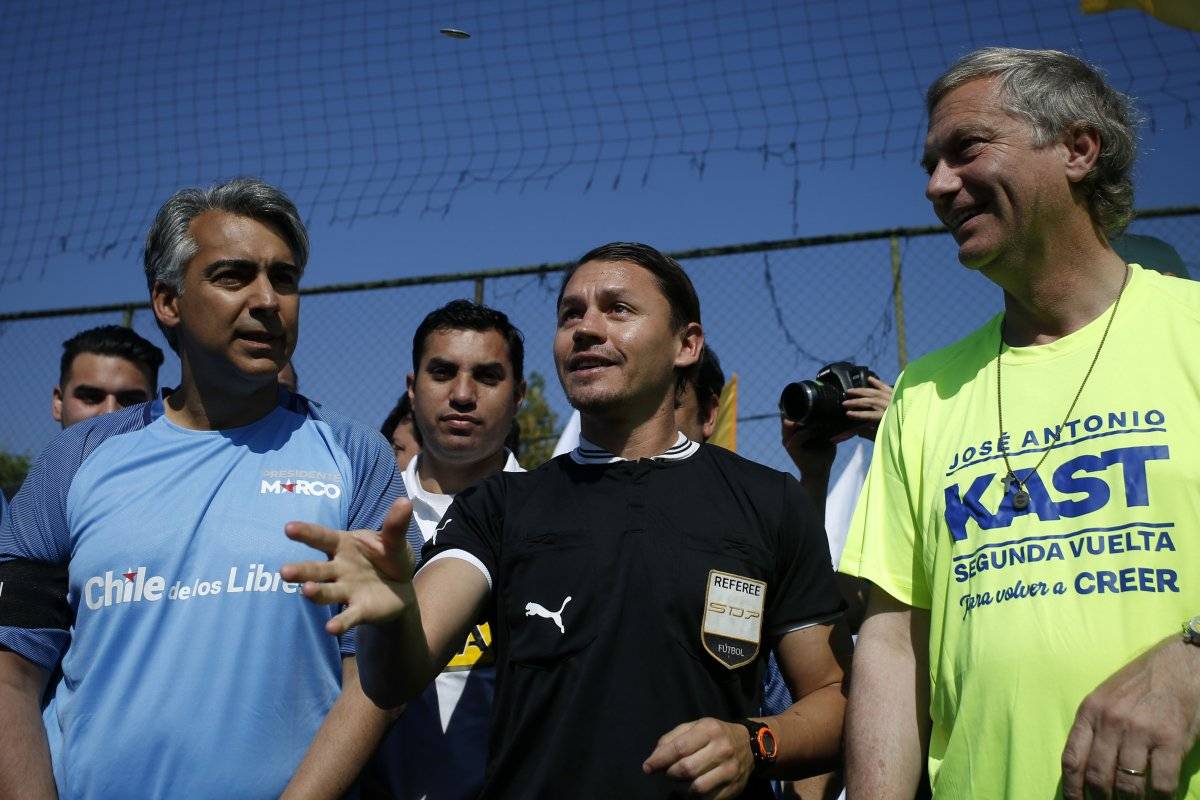 Canididatos Kast y Meo juegan un partido de baby futbol