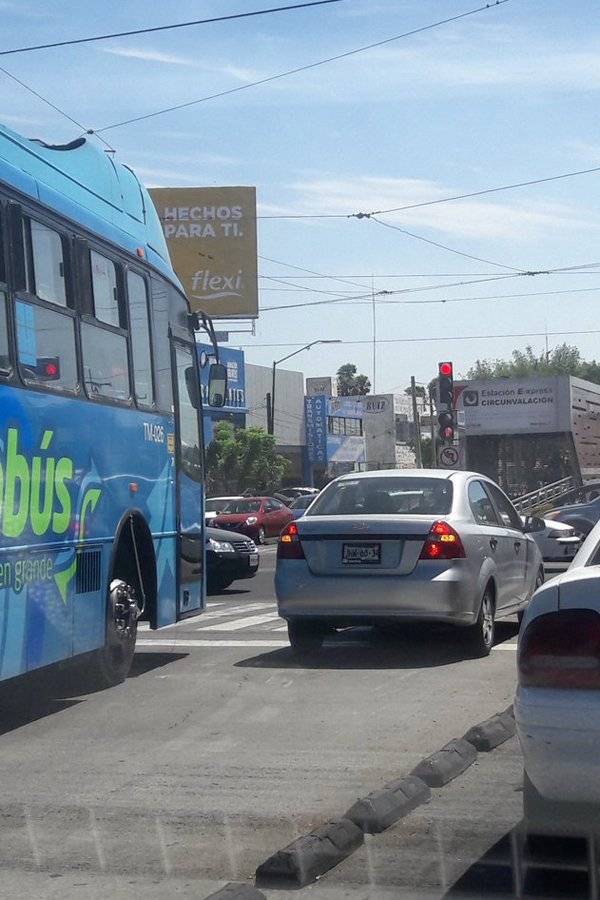 Buscan poner orden en el uso del carril exclusivo del Macrobús
