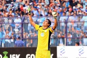 VIDEO: Fallece portero de primera división tras duro choque durante una jugada