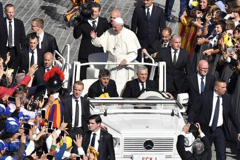 Papa Francisco saludando