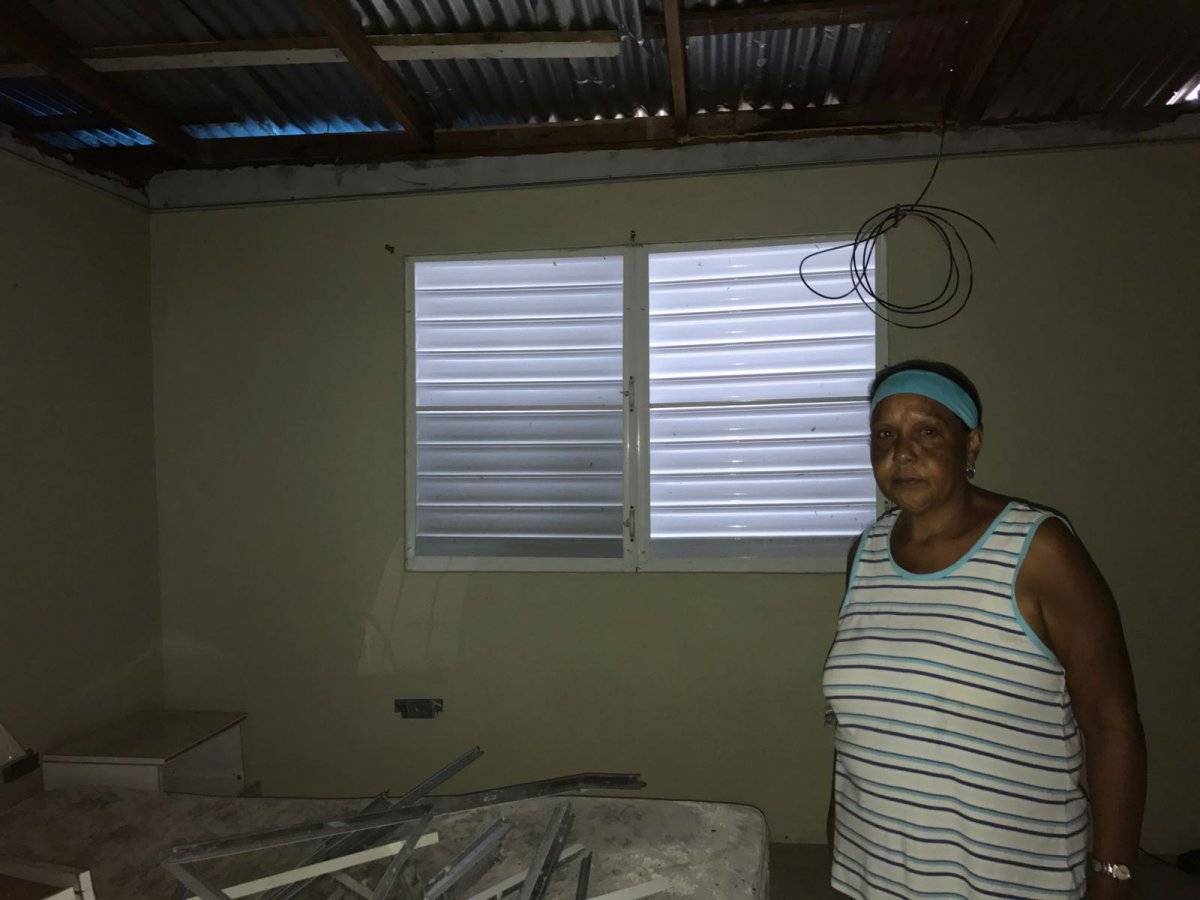 Tras la falta de un toldo de FEMA, el exmarido de Rosa Suárez improvisó un techo con zinc que encontró en la calle.