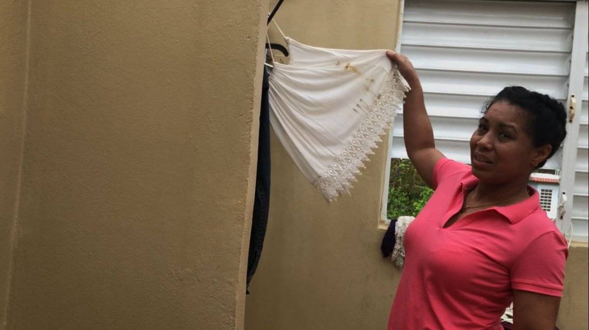 María Alejandro muestra a Metro su ropa mojada tras la falta de techo. (Ronald Ávila Claudio)