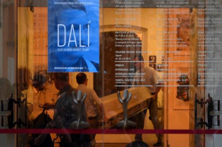 Exhumación de los restos de Salvador Dalí